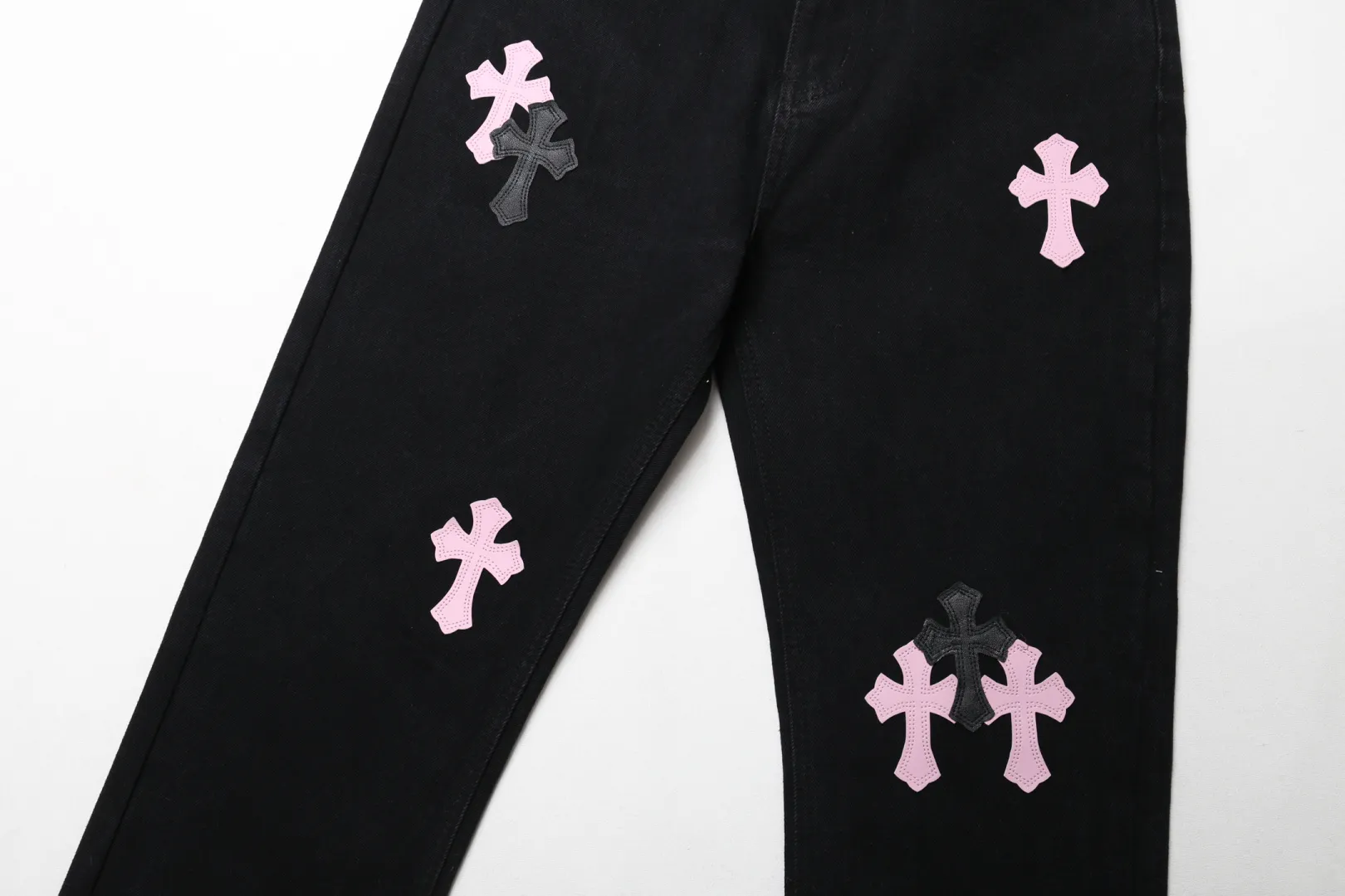 P260 [Next day] Chrome Hearts | CH city limited series Sanskrit cross patch leather jeans - black and pink color - "Hong Kong" limited edition jeans. The finished products need to be washed and then disassembled and hand-ordered. The sheepskin cross leather is then spliced ​​to complete. The whole piece requires too much craftsmanship to explain. The texture can be seen in your hand, and it looks good. The upper body effect is particularly stiff and stylish, super stylish. Same style for men and women - Color: black with blue, black with black, black with pink. Size: 28 30 32 34. Corresponding sizes s-xl. Available in stock in seconds. Detailed sizes can be found in picture 9.